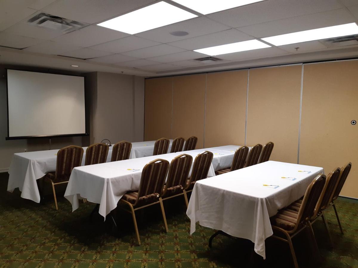 Days Inn By Wyndham Oromocto Conference Centre Extérieur photo