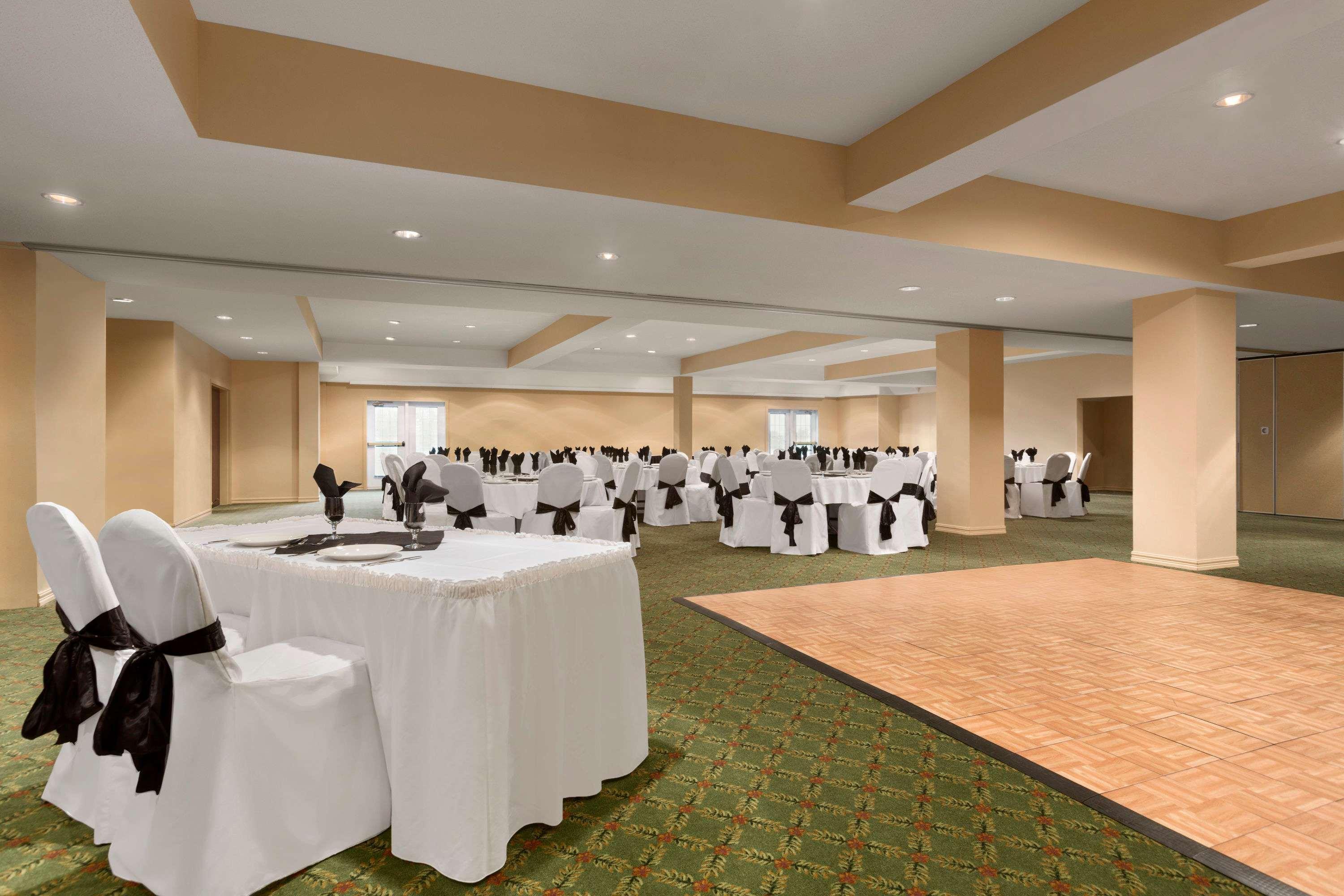 Days Inn By Wyndham Oromocto Conference Centre Extérieur photo