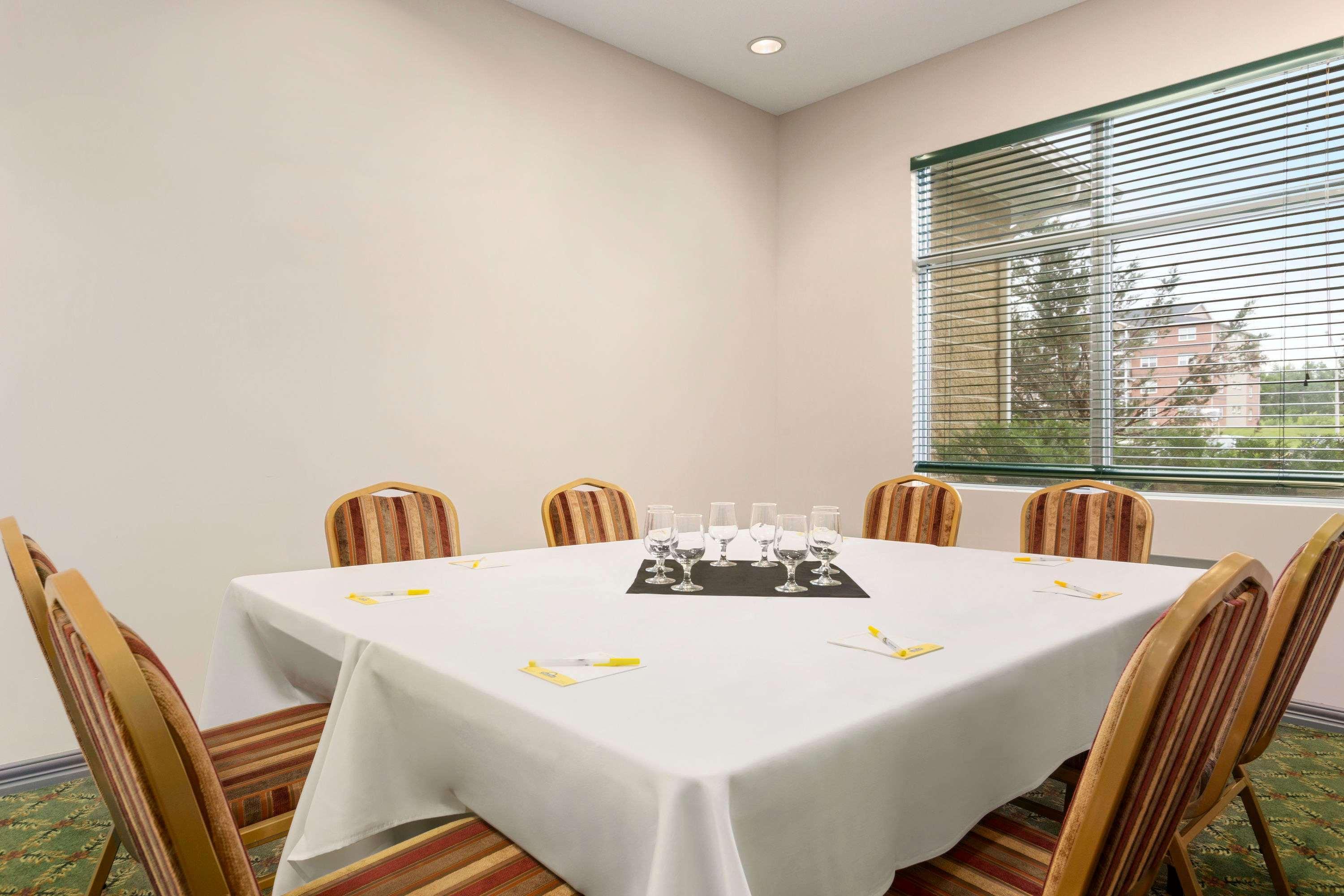 Days Inn By Wyndham Oromocto Conference Centre Extérieur photo