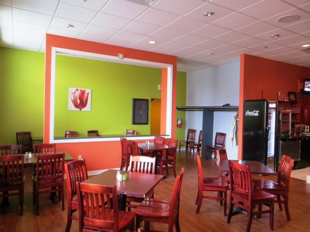 Days Inn By Wyndham Oromocto Conference Centre Extérieur photo