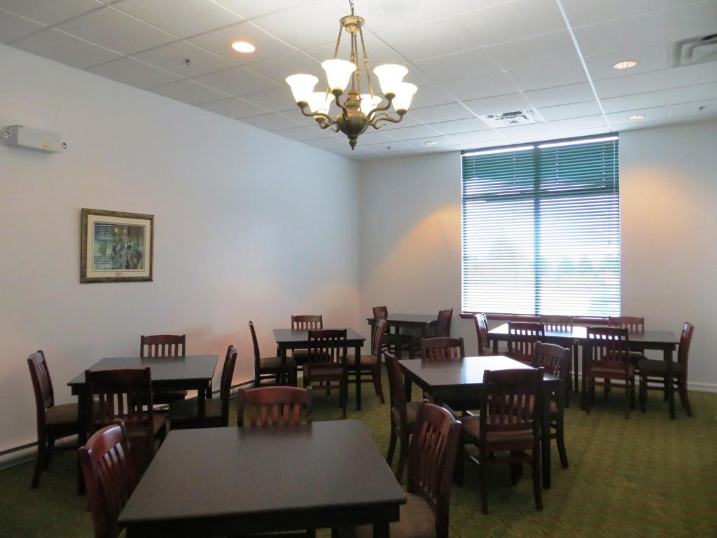 Days Inn By Wyndham Oromocto Conference Centre Extérieur photo